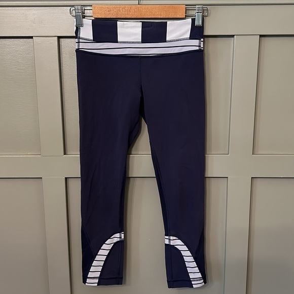 LULULEMON Run: Inspire Crop II Deep Indigo / Wide Bold Stripe Leggings Size 4 - Picture 1 of 15